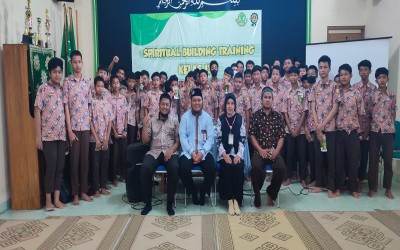 MA AL-ISLAM Jamsaren Surakarta bekerja sama dengan SMP AL-ISLAM Kartasura mengadakan Seminar AMT